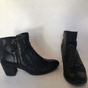 Anne Klein Bristle black ankle boots. Size 8